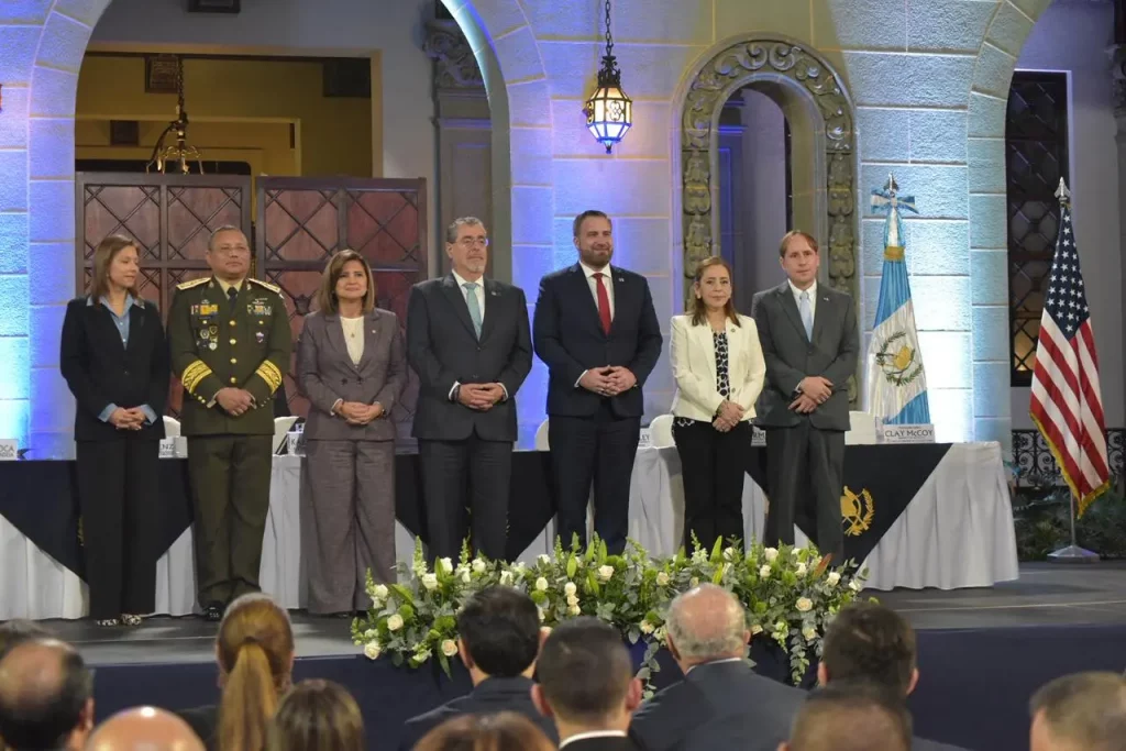 Guatemala firma acuerdo de US$100 millones con EE.UU. UU. para seis proyectos prioritarios y ferrovias