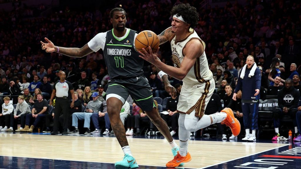 Gui Santos hace el primer duplo-duplo en la NBA, pero los Timberwolves atropelam Warriors sin estrellas