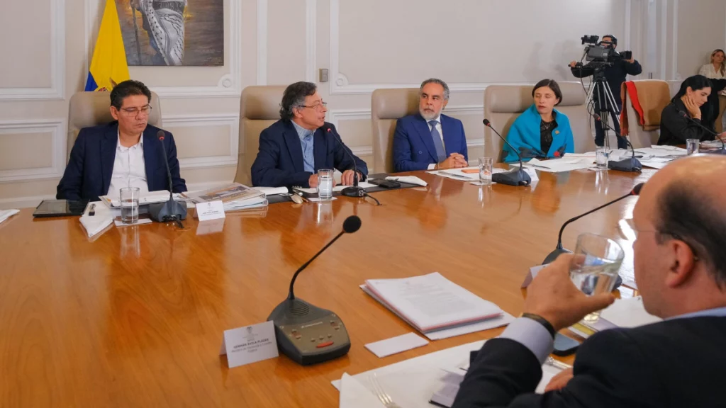 Gustavo Petro busca esquivar el fuego amigo y analiza cambios en su gabinete para concentrarse en el cierre de su mandato.