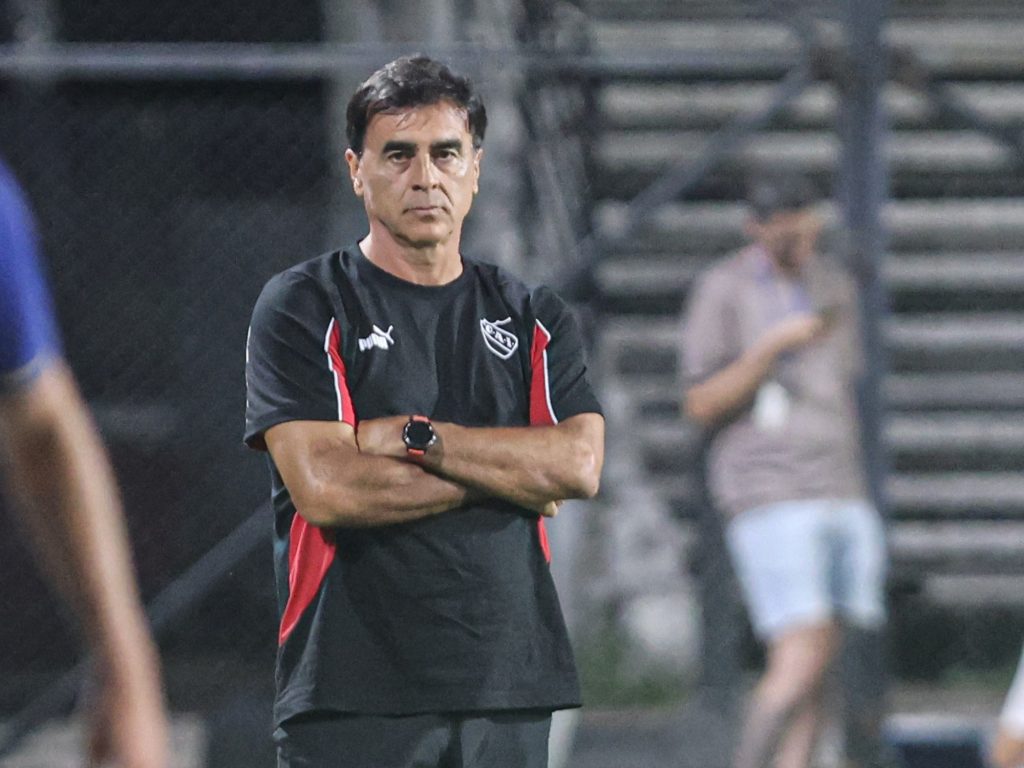 Gustavo Quinteros: de “vamos a hablar con Montiel” a “queremos pelear arriba” :: Olé Gustavo Quinteros: de “vamos a hablar con Montiel” a “queremos pelear arriba” :: Olé