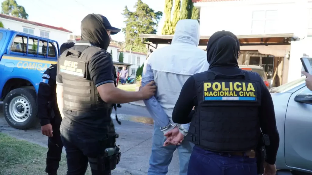 Hallan 200 bolsas con marihuana y dosis de cocaína y metanfetamina.