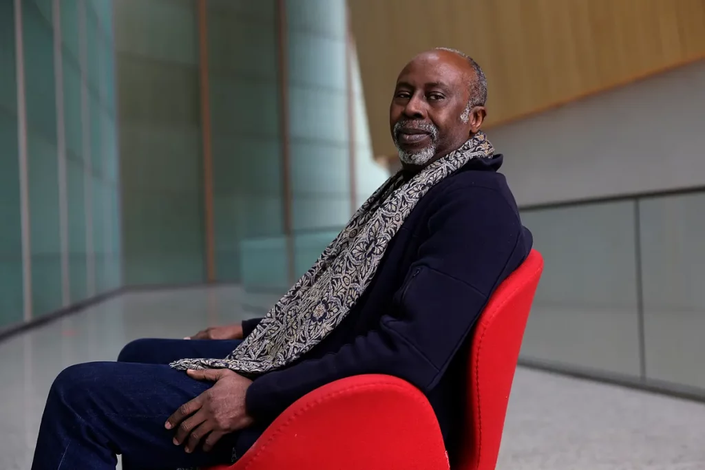 Hassane Kouyaté, el griot africano que se codea con los grandes del teatro mundial: "Trump es la consecuencia de la dominación de unos seres humanos sobre otros"