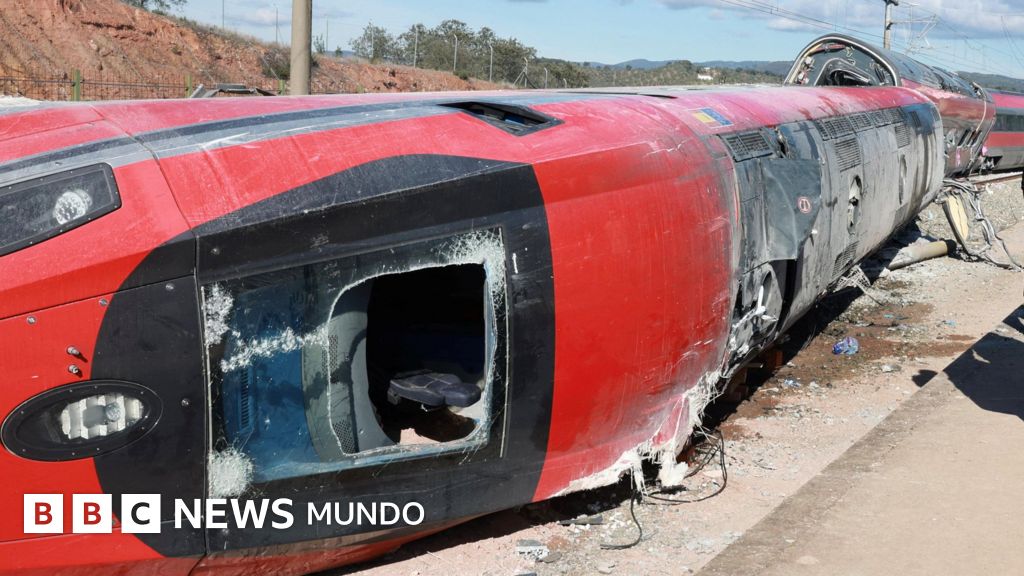 “Hay un incendio. Necesito abandonar la cabina”: las llamadas desde los trenes segundos después del accidente ferroviario que dejó 43 muertos en España "Hay un incendio. Necesito abandonar la cabina": las llamadas desde los trenes segundos después del accidente ferroviario que dejó 43 muertos en España