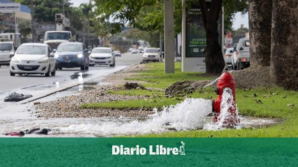 Hidrante bota agua a borbotones en la avenida Luperón Hidrante bota agua a borbotones en la avenida Luperón