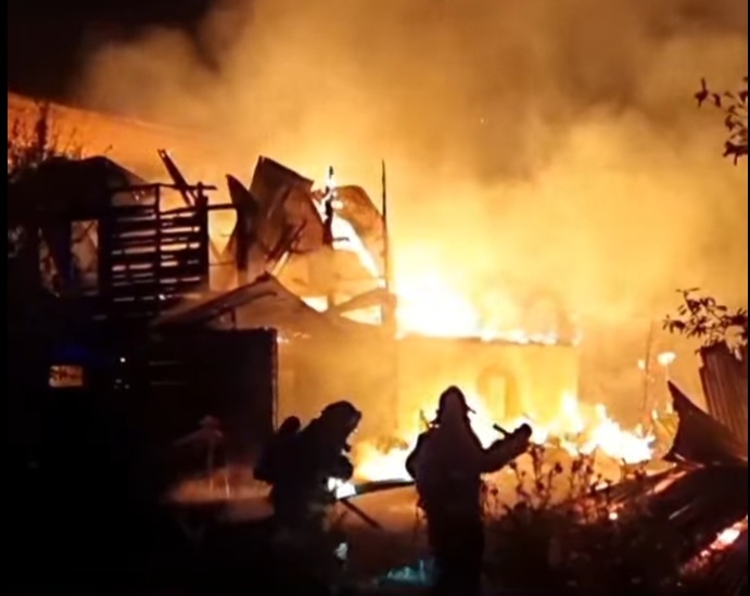 Incendio de gran magnitud afectó al Instituto de Educación Rural en Puerto Saavedra Incendio de gran magnitud afectó al Instituto de Educación Rural en Puerto Saavedra