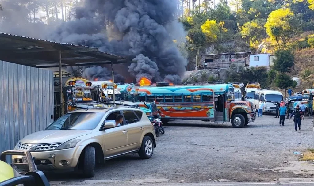 Incendio en predio de autobuses genera emergencia en Santa Catarina Pinula