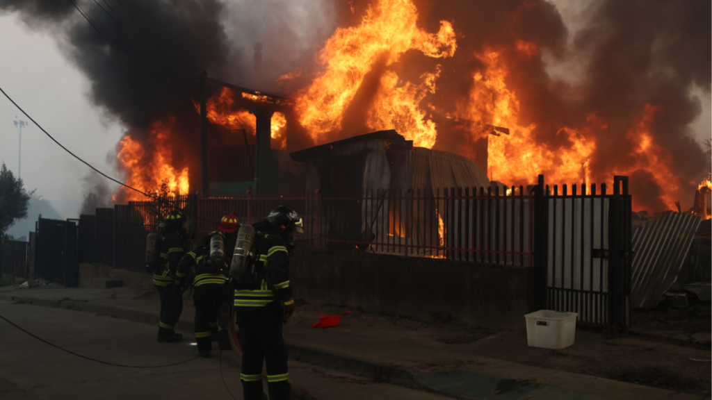 Incendios forestales en Chile: 18 focos siguen en combate y tres regiones mantienen Alerta Roja Incendios forestales en Chile: 18 focos siguen en combate y tres regiones mantienen Alerta Roja