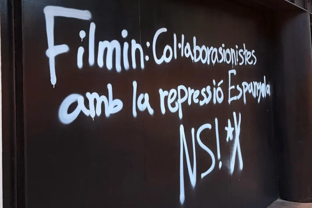 Independentistas radicales vandalizan la sede de Filmin con una pintada por "colaboracionista con la represión española"