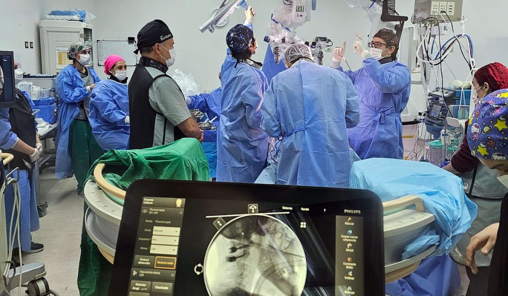 Innovadora cirugía estabiliza la unión cráneo-cervical del paciente en riesgo de fallar