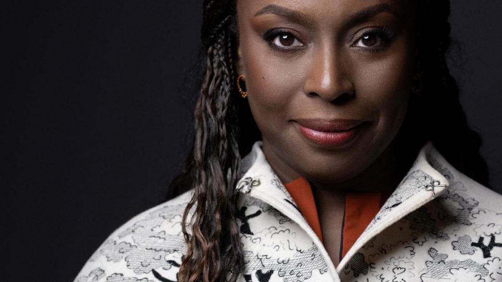 Investigan la muerte del hijo de Chimamanda Ngozi Adichie por presunta negligencia médica