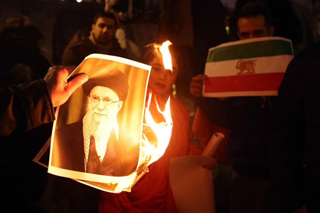 Irán registra manifestaciones a favor del Gobierno en medio de protestas populares