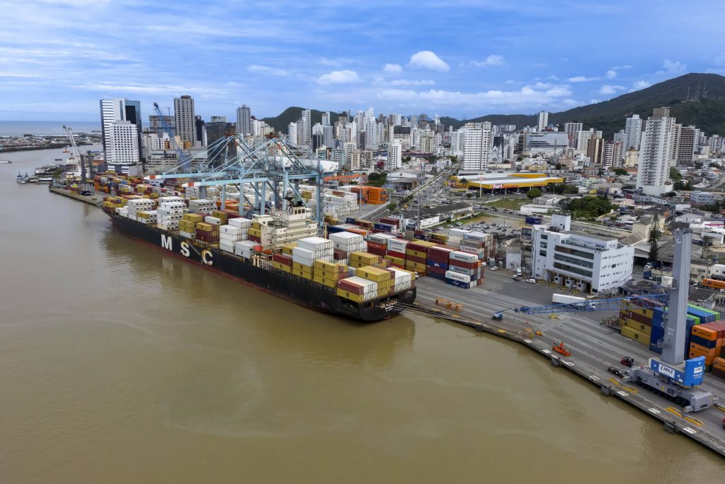 JBS planeja concessão definitiva do porto de Itajaí - 24/01/2026 - Economía