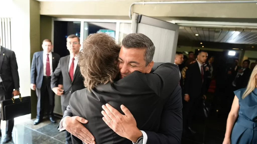 Javier Milei aterrizó en Paraguay para la firma del acuerdo entre el Mercosur y la Unión Europea