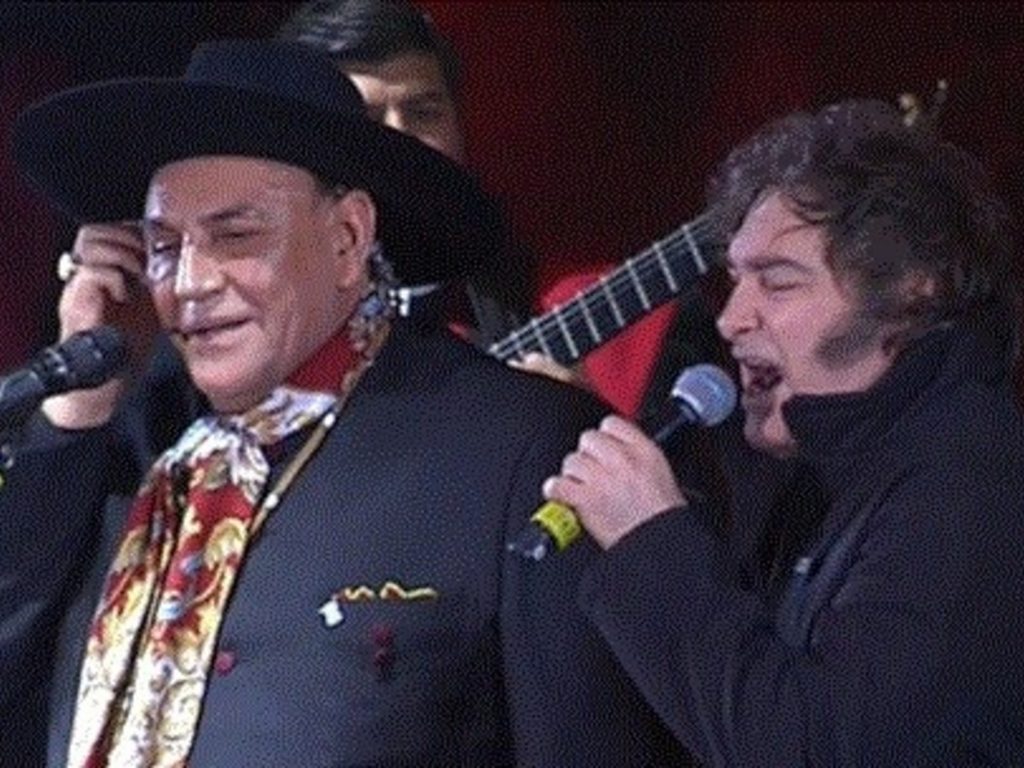 Javier Milei cantó con el Chaqueño Palavecino en Jesús María y le agradeció a Córdoba por "ayudarlo a ser Presidente"