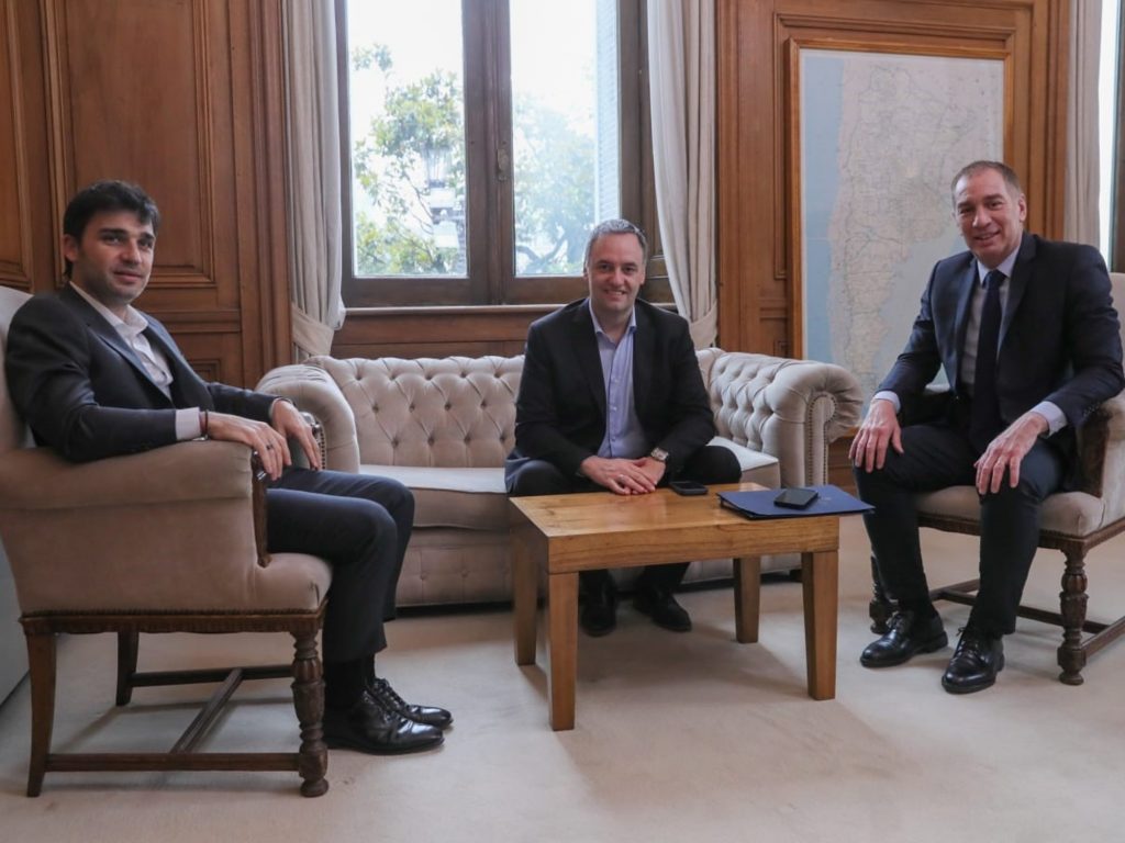 Javier Milei y sus medidas, EN VIVO: Santilli retoma el contacto con gobernadores y se reúne con Nacho Torres en Chubut para avanzar con la reforma laboral