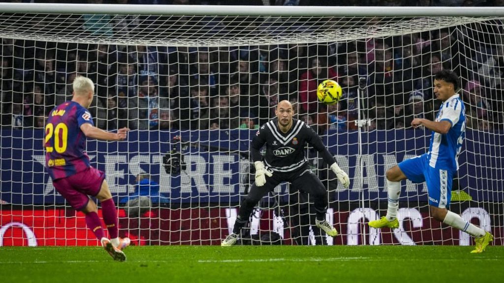 Joan García, que lo para todo, y Fermín guían al Barça hacia el triunfo en el derbi