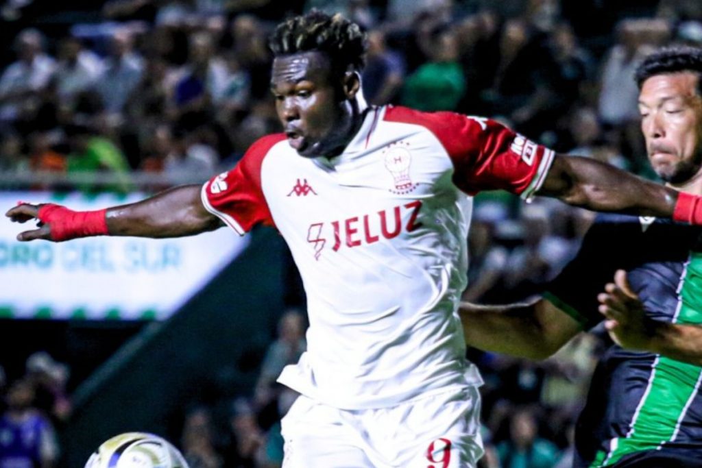 Jordy Caicedo anota al hilo con Huracán y su historia conmueve en Argentina