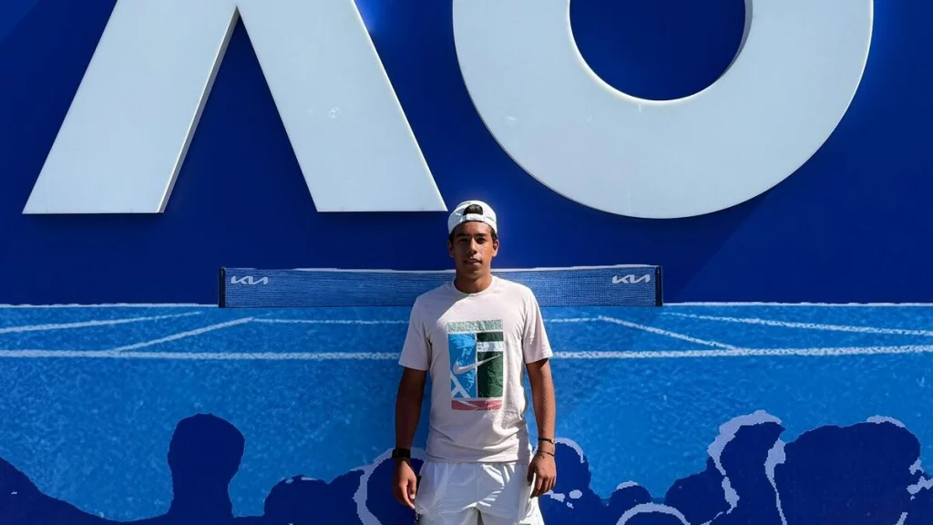 Juan Miguel Bolívar hace historia y se convierte en el primer colombiano en ganar un partido en el Abierto de Australia juvenil. Juan Miguel Bolívar hace historia y se convierte en el primer colombiano en ganar un partido en el Abierto de Australia juvenil.
