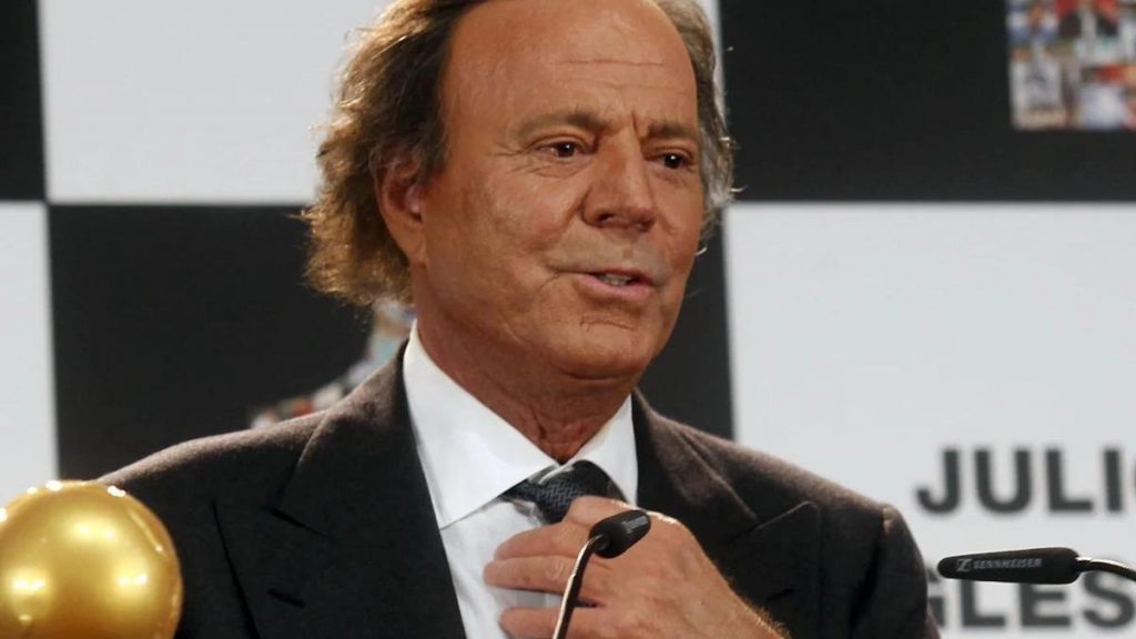 Julio Iglesias, en directo: última hora de la acusación de acoso sexual, investigación y reacciones