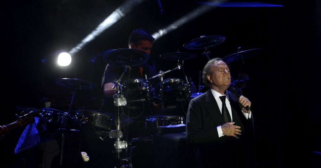 Julio Iglesias pide a la Fiscalía la denuncia de agresión sexual de sus extrabajadoras