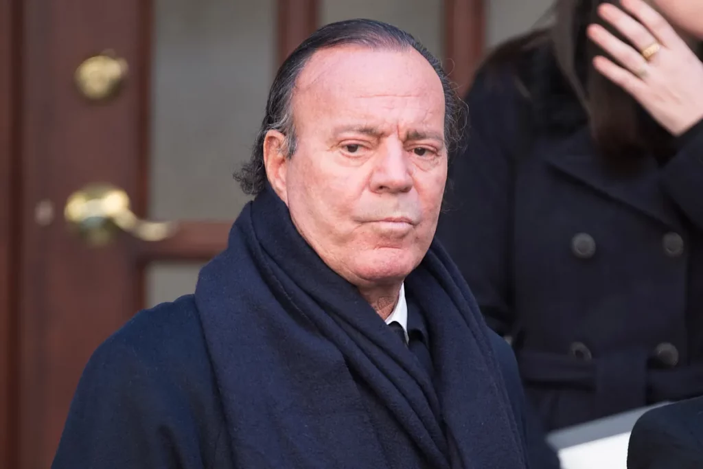 Julio Iglesias pide el archivo de la investigación abierta contra él por abusos sexuales por "ausencia de competencia de los tribunales españoles"