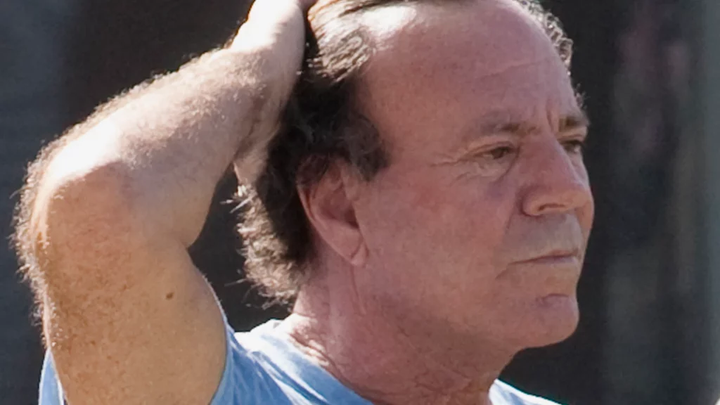 Julio Iglesias pide el archivo de su investigación en Fiscalía y dice que la denuncia es falsa