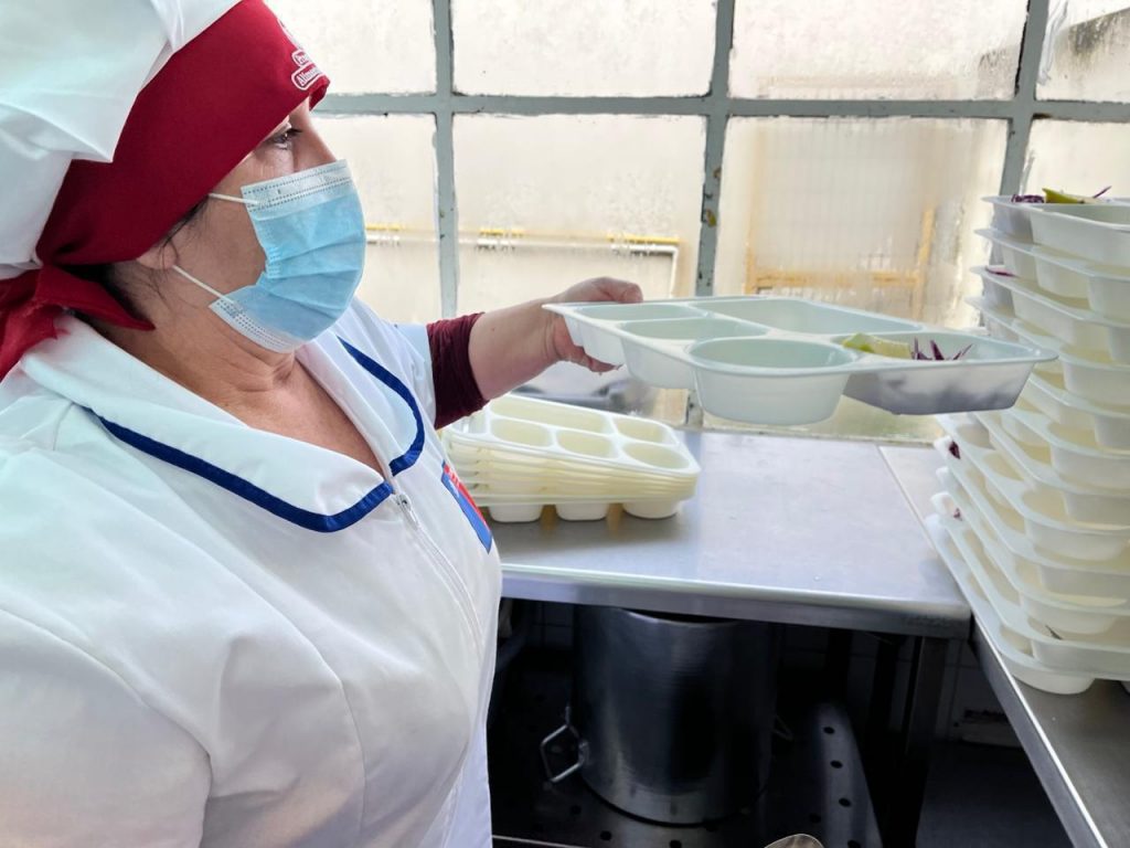 Junaeb inicia entrega de alimentación de emergencia para Bomberos en Escuela Boyeco por incendios forestales en Temuco