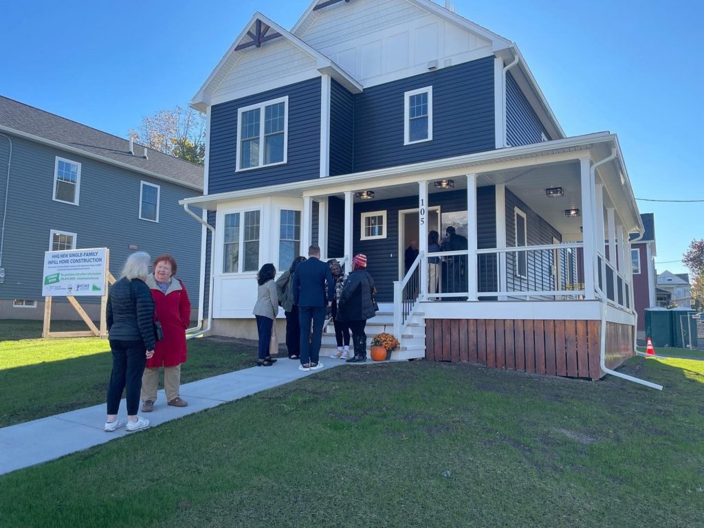 Kathy Hochul anunció USD 50 millones adicionales para subvenciones de infraestructura