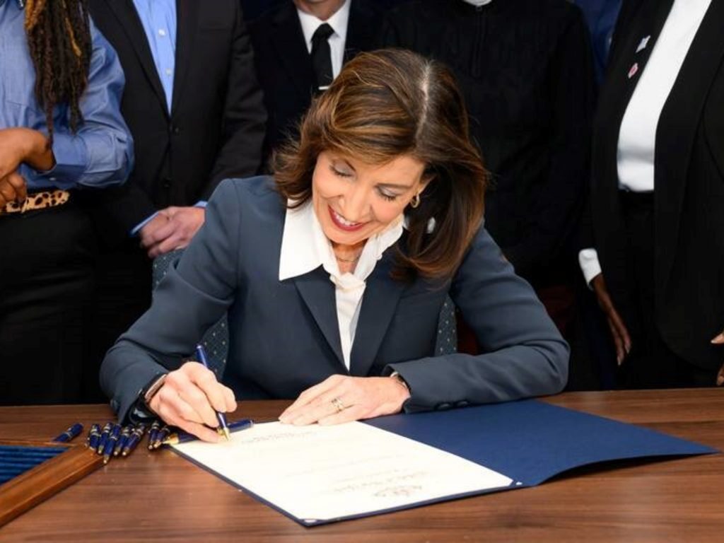 Kathy Hochul anunció una inversión histórica para la creación de 6 mil viviendas de gran tamaño