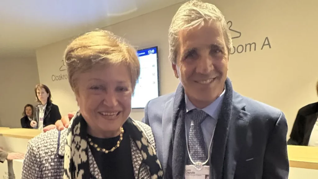 Kristalina Georgieva se reunió con Luis Caputo en Davos y destacó la acumulación de reservas