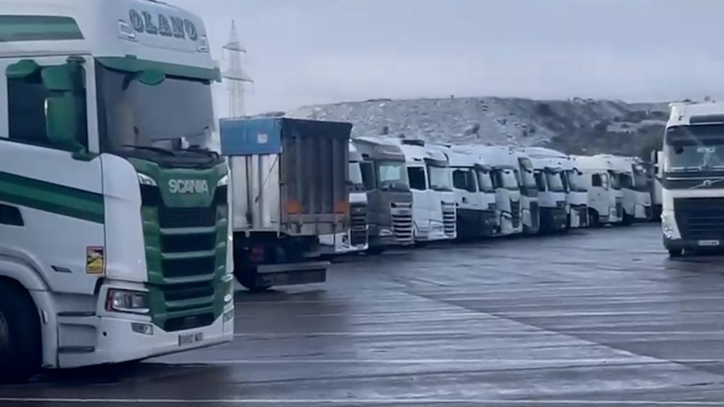 La DGT bloquea preventivamente los camiones en la meseta norte por la previsión de temporal de nieve y provoca un caos logístico: "Esto no tiene precedentes"