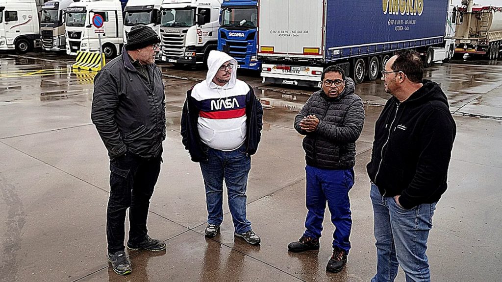 La DGT levanta las restricciones de circulación por las nevadas que tenían inmovilizados a numerosos camiones: "Nos dejan tirados a la primera de cambio" La DGT levanta las restricciones de circulación por las nevadas que tenían inmovilizados a numerosos camiones: "Nos dejan tirados a la primera de cambio"