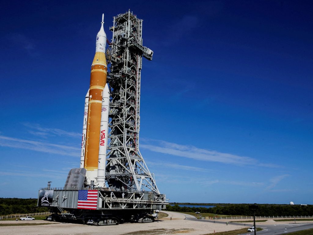 La NASA trasladó su gigantesco cohete a la plataforma de lanzamiento antes de la misión Artemis 2.