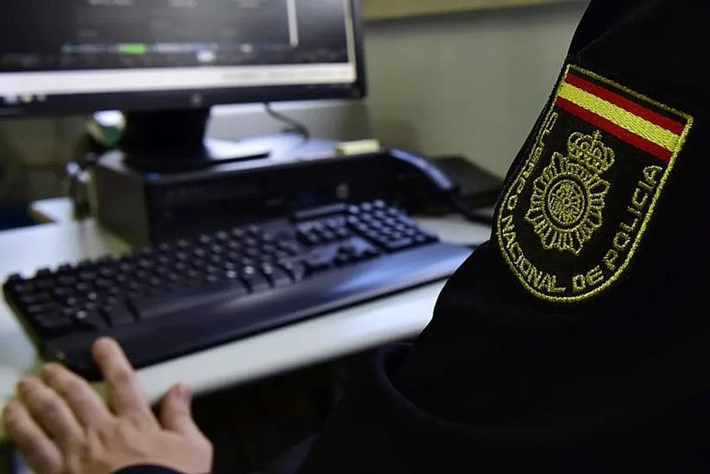 La OCU denuncia un fraude telefónico con numeraciones 807 para suplantar servicios de atención al cliente