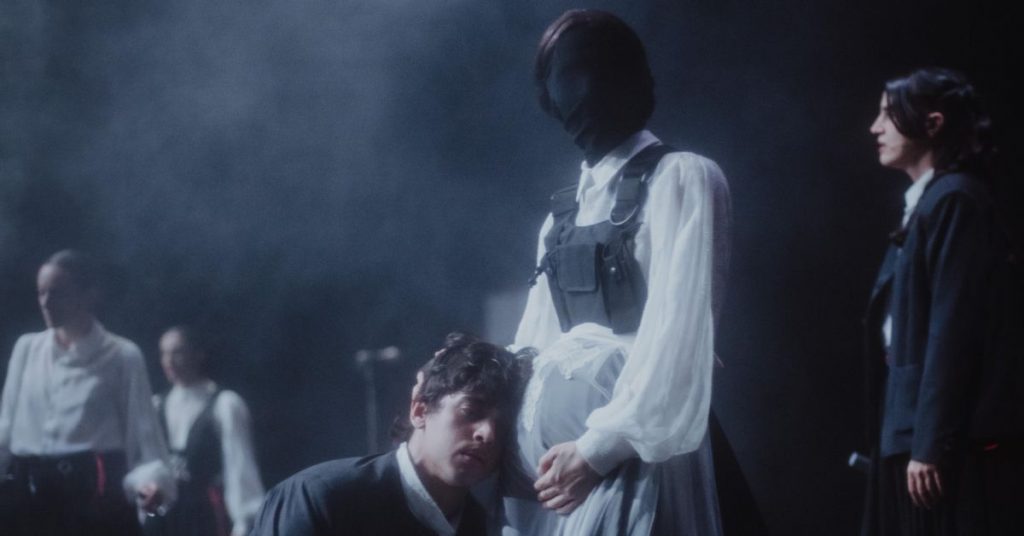 La Veronal convierte la oscuridad de 'La muerte y la primavera' de Mercé Rodoreda en una danza surrealista y gótica