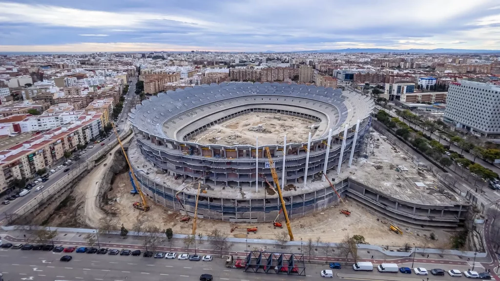 La construcción del Nou Mestalla avanza "en tiempo" con pilares, torres de escalera y partes de la cubierta.
