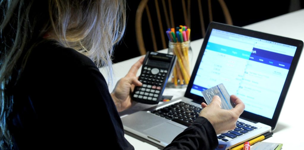 La deuda de las familias con billeteras alcanzó un récord y se duplicó en un año la cantidad de créditos "irrecuperables"