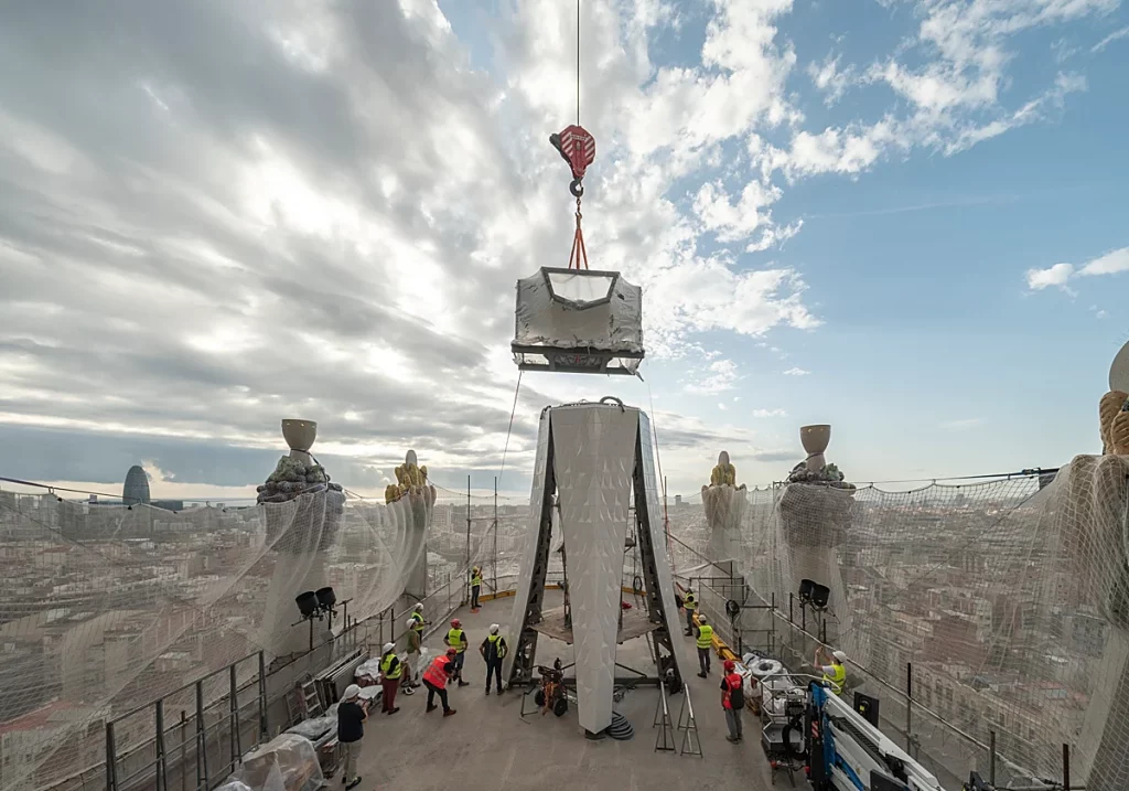 La espectacular cruz de la Torre de Jesús cierra sus cuatro brazos