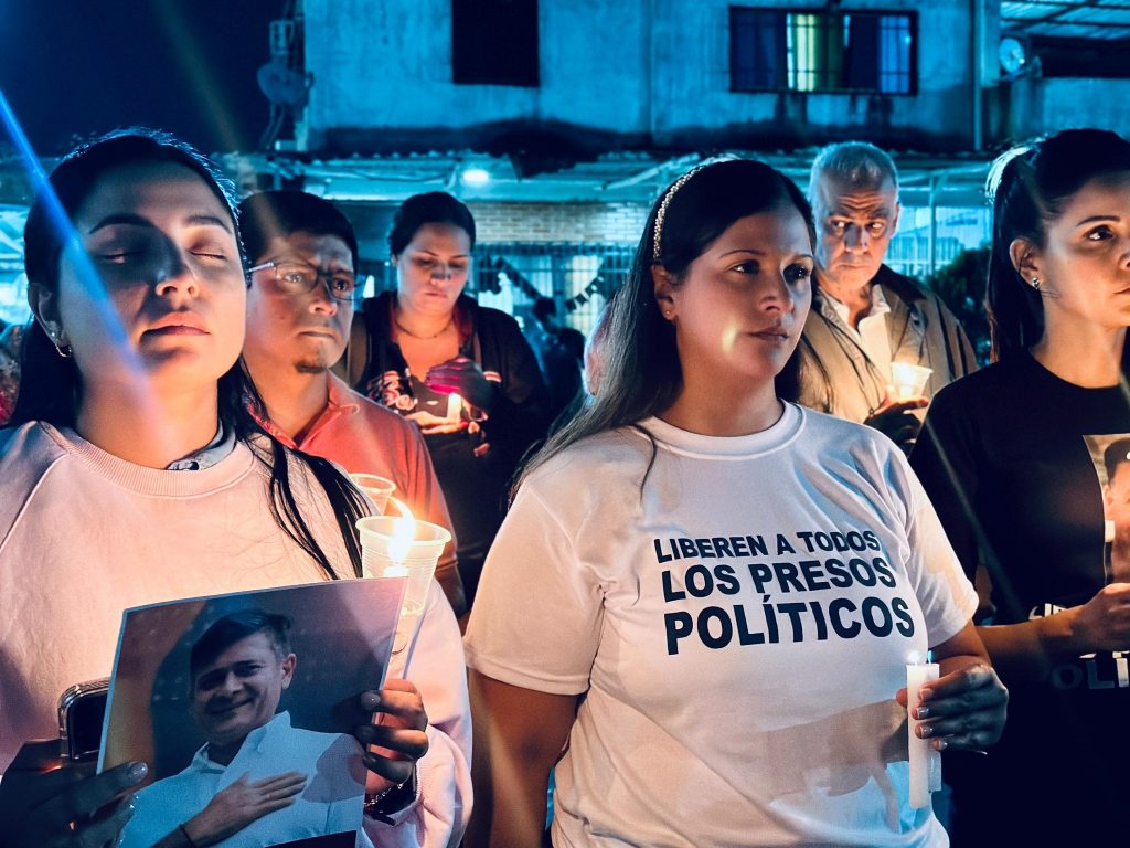 “La fe no claudica ante el cansancio”: Familias cumplieron 23 noches de vigilia frente a El Rodeo I "La fe no claudica ante el cansancio": Familias cumplieron 23 noches de vigilia frente a El Rodeo I