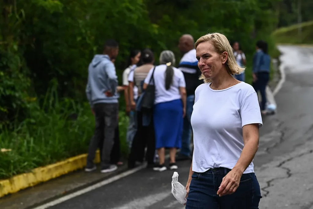 La hija de Edmundo González denuncia que fue extorsionada "en una embajada" y el Obispado para que su padre abandone la lucha política