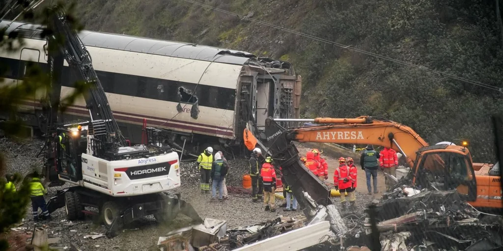 La interventora del Alvia llamó dos veces a Renfe hasta que el operador empezó a gestionar la llamada con emergencias La interventora del Alvia llamó dos veces a Renfe hasta que el operador empezó a gestionar la llamada con emergencias