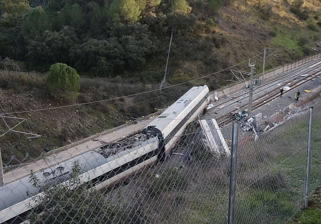 La interventora del Alvia salvó la vida en el accidente al vender un billete minutos antes del descarrilamiento del tren.