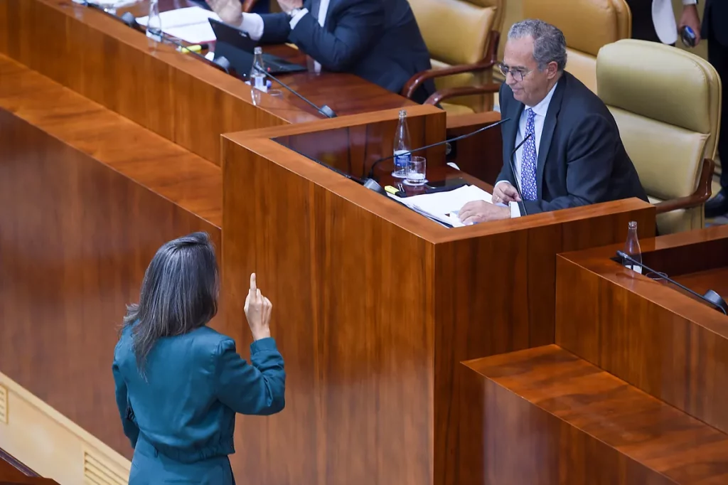 La izquierda y Vox llevan a Ossorio al Constitucional por "vetar" Preguntas a Ayuso: "Es una práctica para silenciar a la oposición."