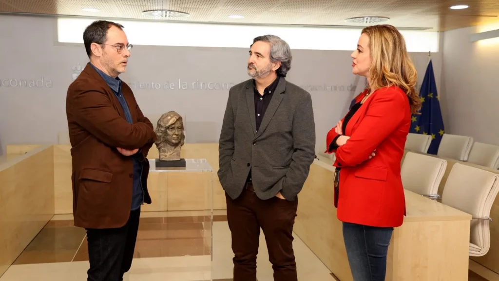 La novela ‘Mosturito’ de Daniel Ruiz y el ensayo ‘Raíces y maletas’, de Rafael Jurado, premios Almudena Grandes La novela 'Mosturito' de Daniel Ruiz y el ensayo 'Raíces y maletas', de Rafael Jurado, premios Almudena Grandes