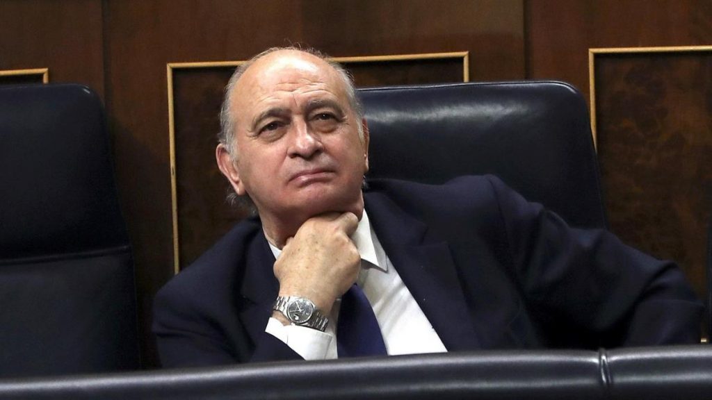 La policía política del PP llega al banquillo en plena tormenta judicial en el PSOE