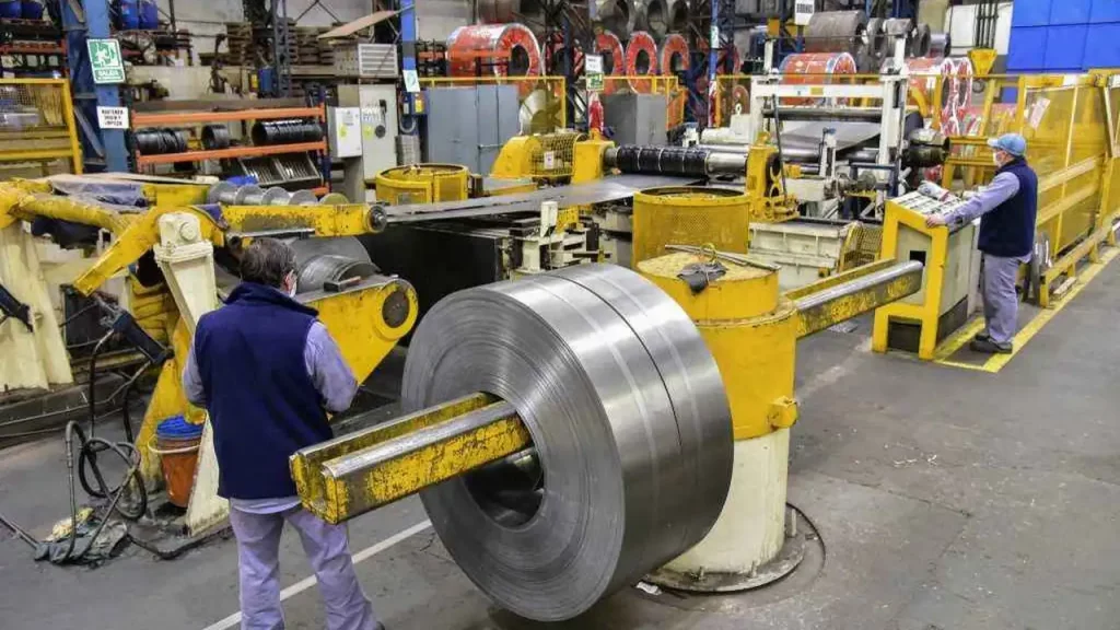 La producción del acero chino ya duplica la demanda de toda América Latina.