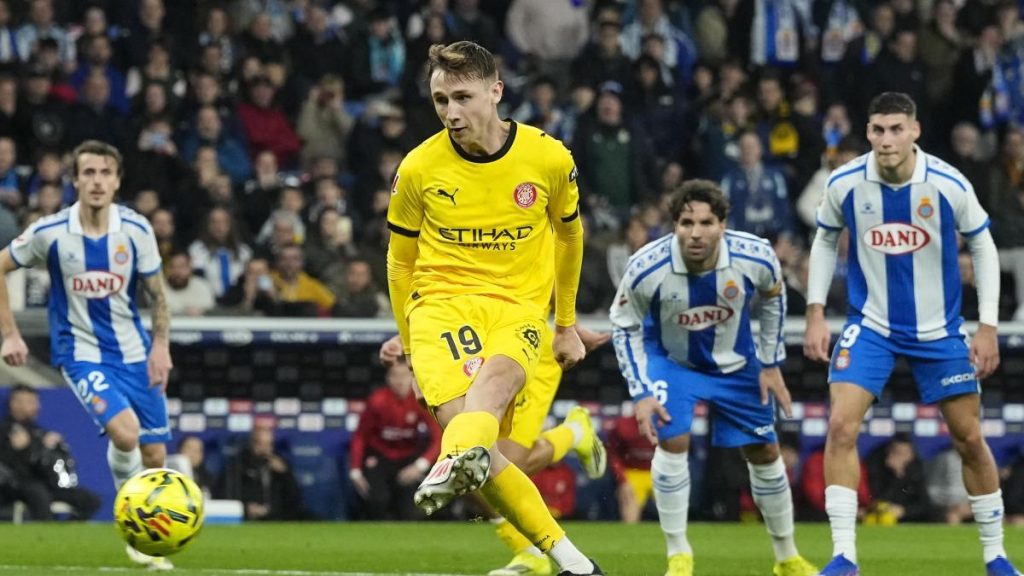 La reina del Girona, de penalti, en el otro derbi