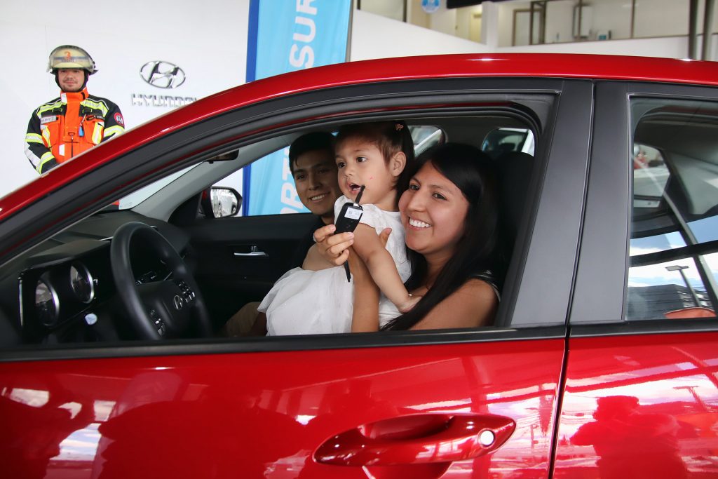 La suerte tiene nombre de niña: Nicole, de un año, gana el auto de la Rifa de Bomberos de Temuco.