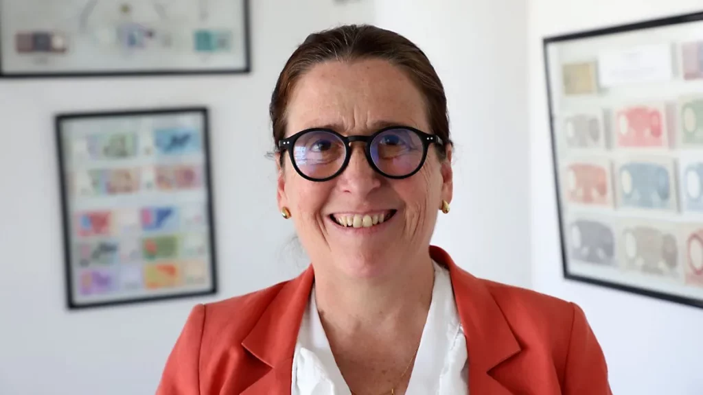 La variable de ajuste es el salario de la clase media.