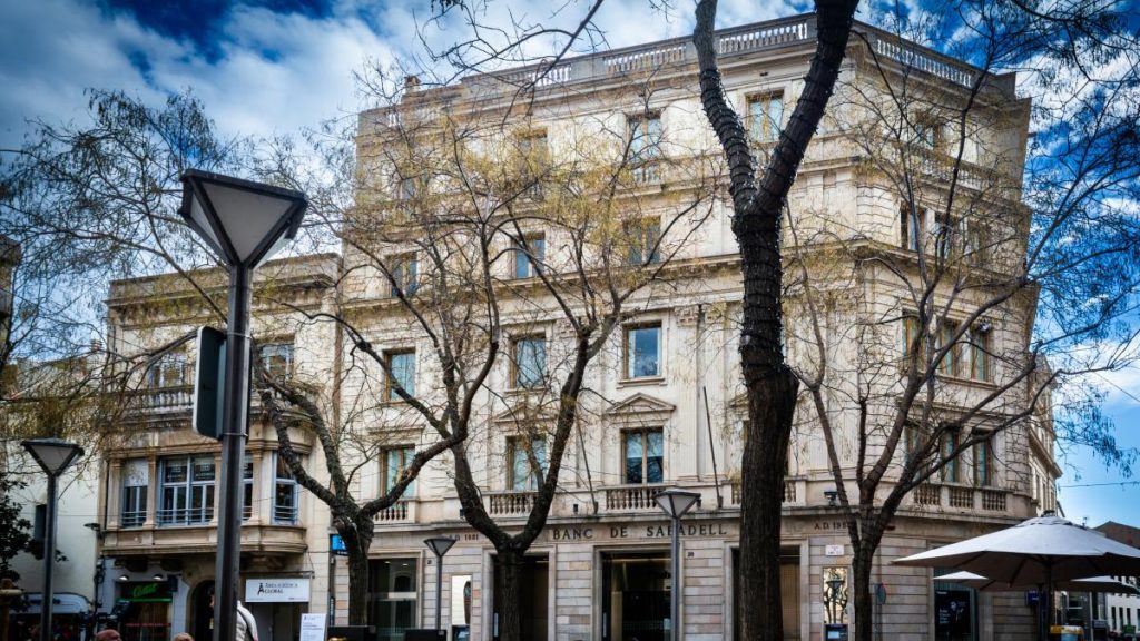 Las acciones del Sabadell se estancan mientras el resto de la banca se dispara